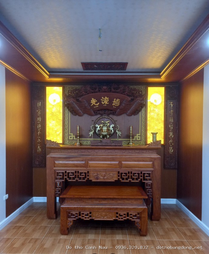Bàn thờ đứng đơn giản chạm ngũ phúc và bộ đồ thờ, hoa sen gỗ tại Thanh Xuân - Nghệ nhân Sơn Vũ