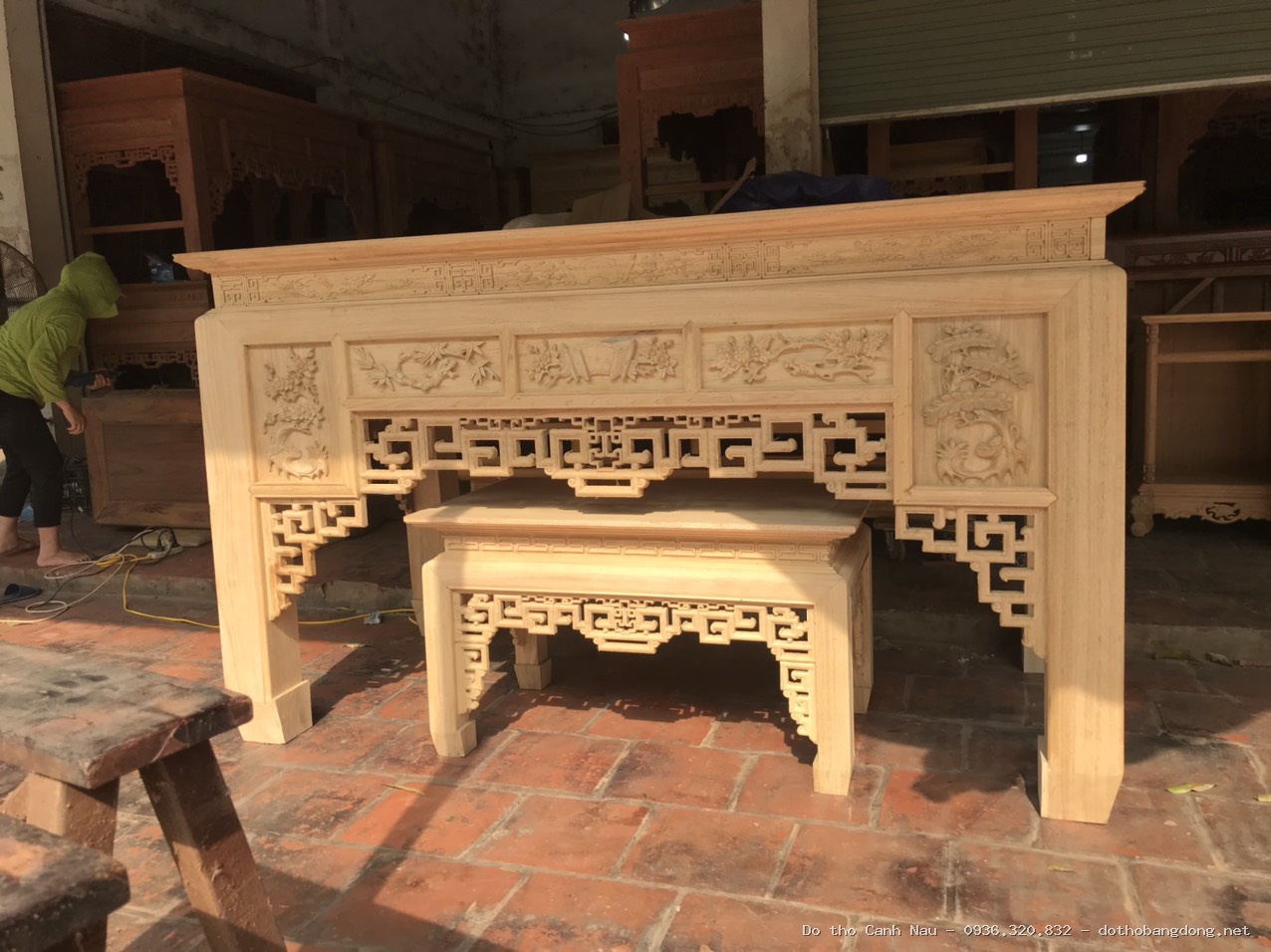 Bàn thờ đứng gỗ gõ màu cánh gián mẫu Tài Đức tại Hà Đông - Đồ thờ Sơn Vũ