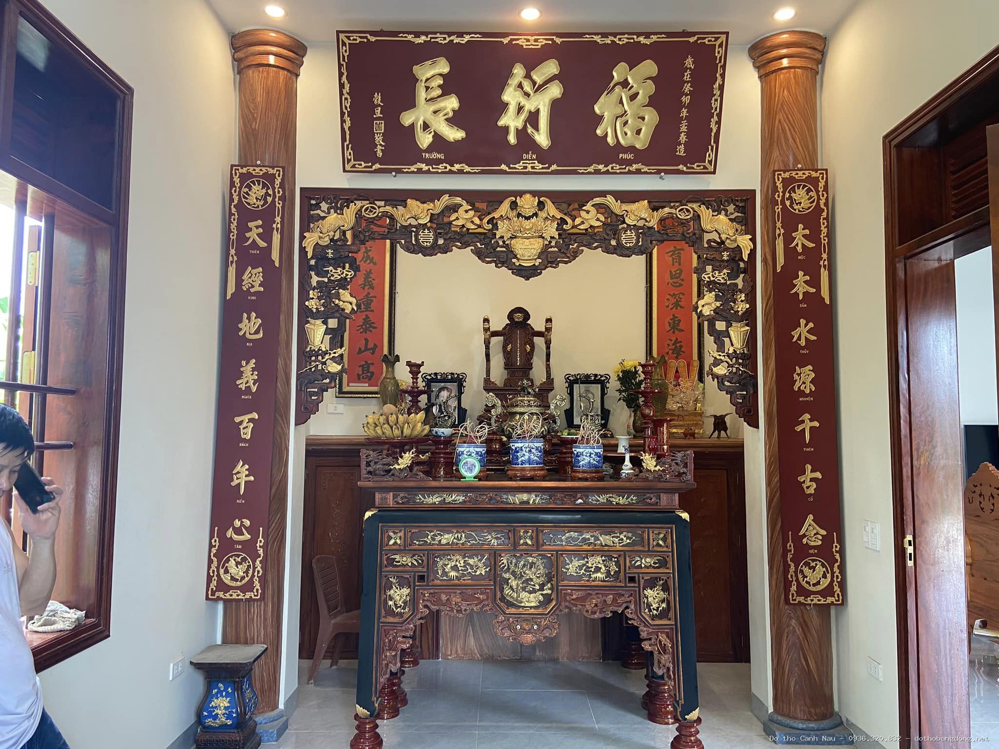 Bàn thờ đứng gỗ sồi màu óc chó mẫu triện thọ tại Hoàng Mai - Đồ thờ Sơn Vũ