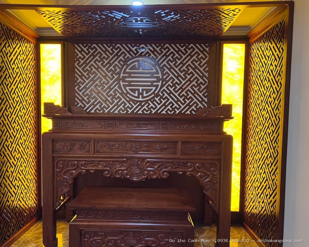 Bàn thờ đứng thờ gia tiên mẫu Tứ quý Triện tại Cầu Giấy