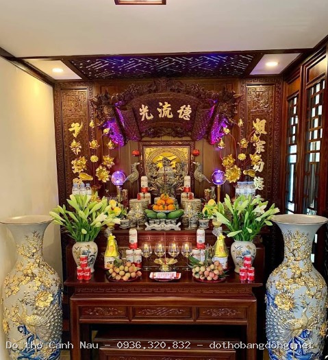 Bàn thờ Triện dắt lá và bộ cuốn thư câu đối trong phòng thờ tại Nam Từ Liêm