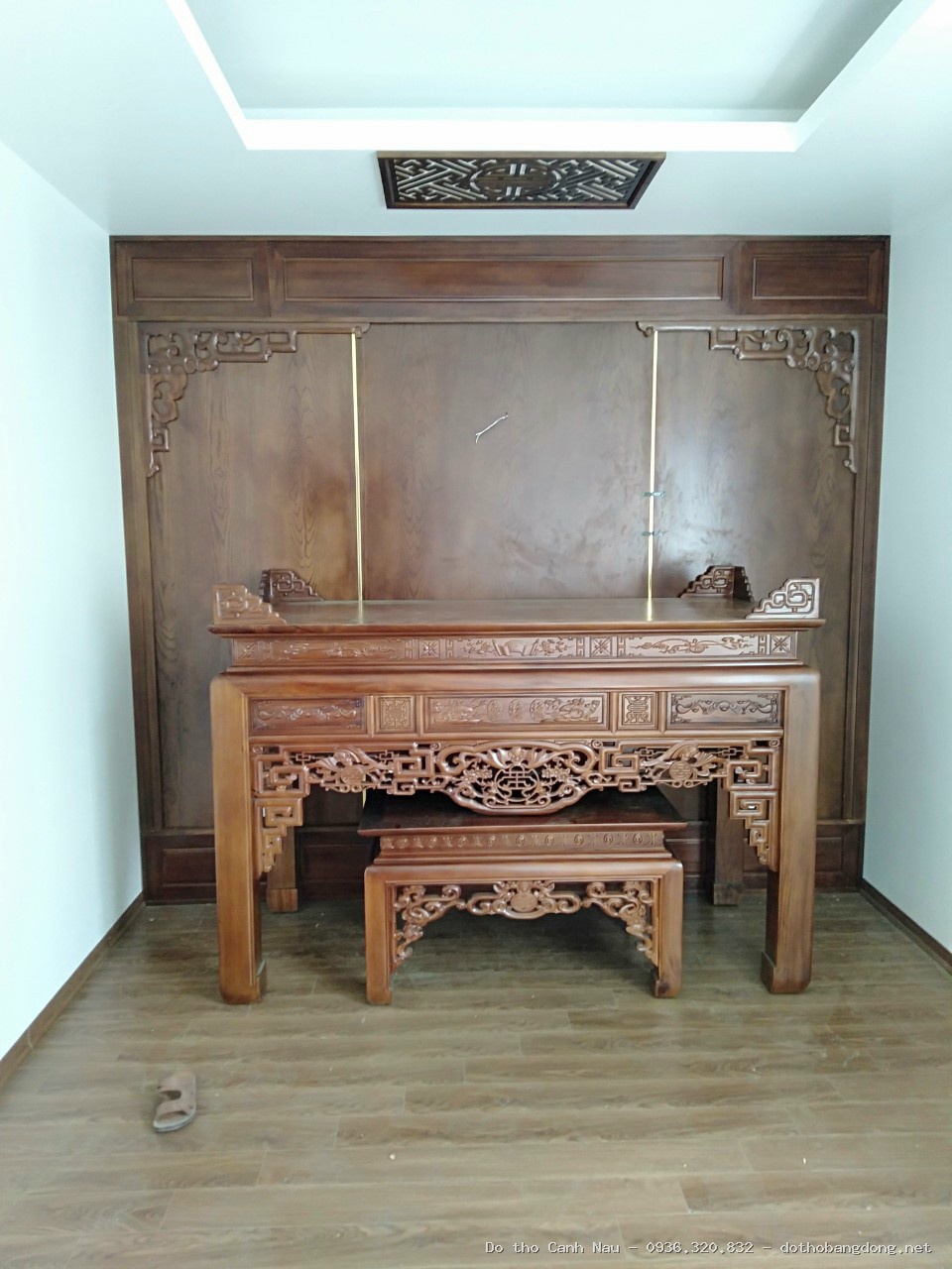 Phòng thờ đơn giản giữa 2 vách tường cố định tại Long Biên - Đồ thờ Sơn Vũ